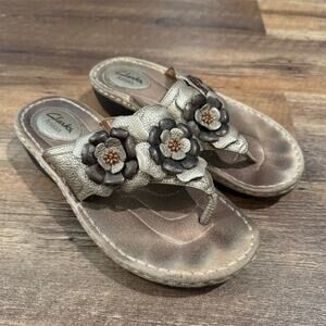 Clarks Artisan Gold Floral Flower Wedge Thong Flip Flop Sandals 8M Boho READ